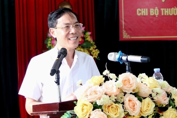 Le vice-président du Comité populaire provincial, Dau Thanh Tung, a assisté à la réunion de la cellule de base du parti.