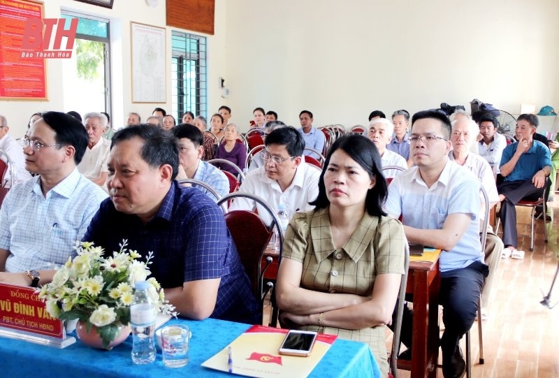 Le vice-président du Comité populaire provincial, Dau Thanh Tung, a assisté à la réunion de la cellule de base du parti.