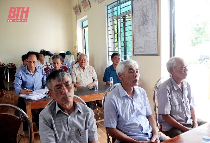 Le vice-président du Comité populaire provincial, Dau Thanh Tung, a assisté à la réunion de la cellule de base du parti.