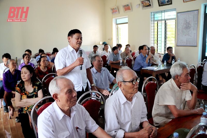 Le vice-président du Comité populaire provincial, Dau Thanh Tung, a assisté à la réunion de la cellule de base du parti.