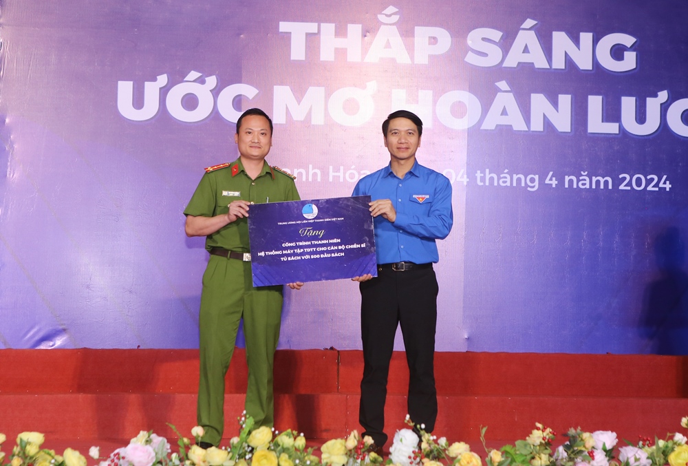 Phó Bí thư Tỉnh ủy Trịnh Tuấn Sinh dự chương trình “Thắp sáng ước mơ hoàn lương” năm 2024