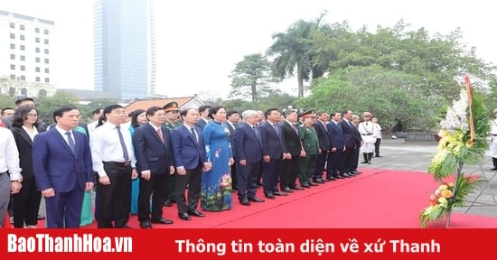 Eine Delegation des Zentralkomitees der Vietnamesischen Vaterländischen Front und der Provinz Thanh Hoa überreichte Präsident Ho Chi Minh und den heldenhaften Märtyrern Blumen und Weihrauch.