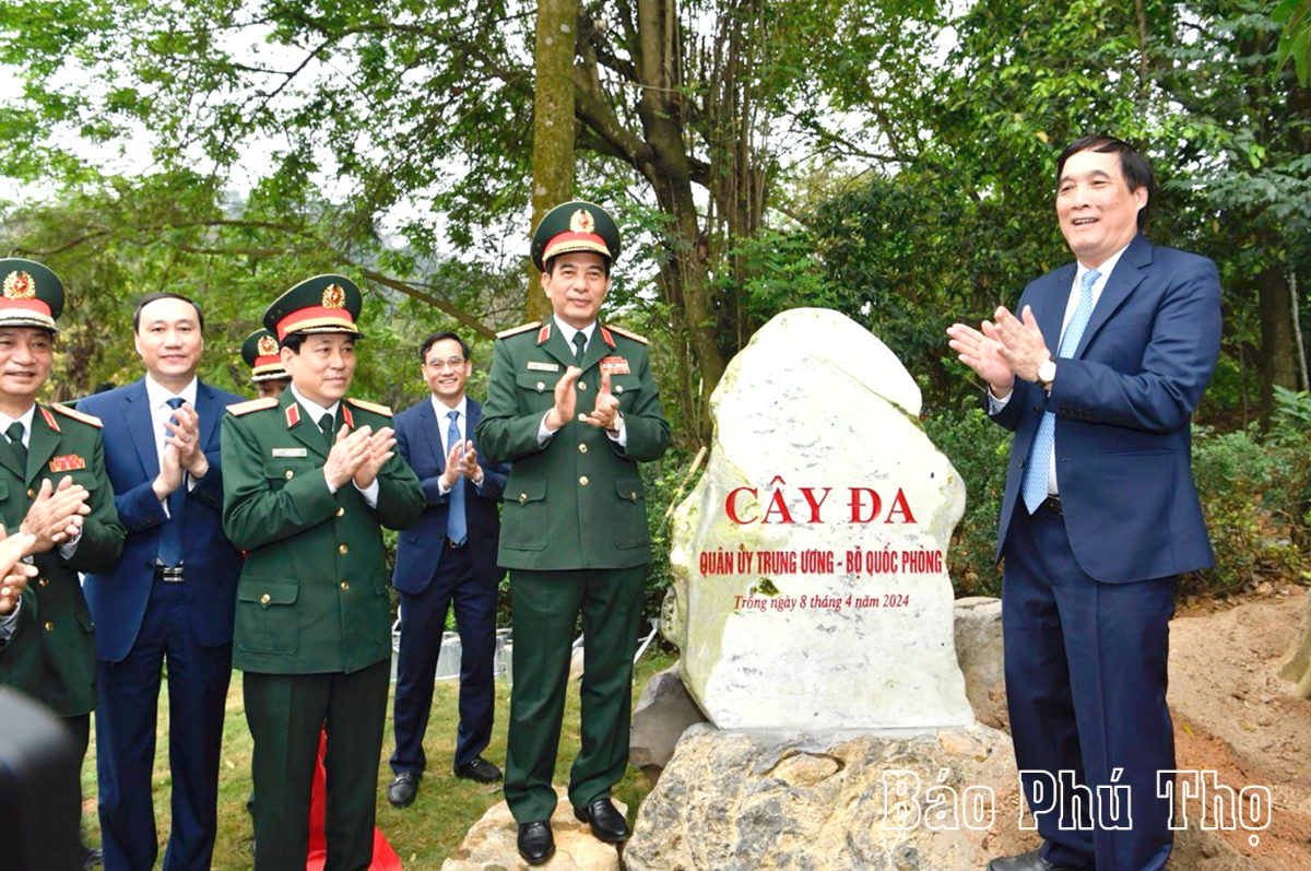 Khánh thành Bức phù điêu “Bác Hồ nói chuyện với cán bộ, chiến sĩ Đại đoàn quân Tiên Phong”