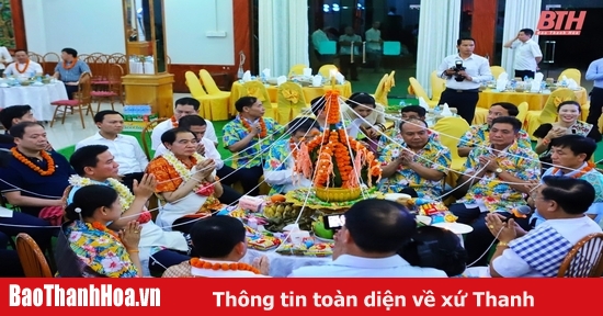 Une délégation de haut rang de la province de Thanh Hoa assiste à la cérémonie de ligature des poignets - beauté culturelle traditionnelle du peuple lao