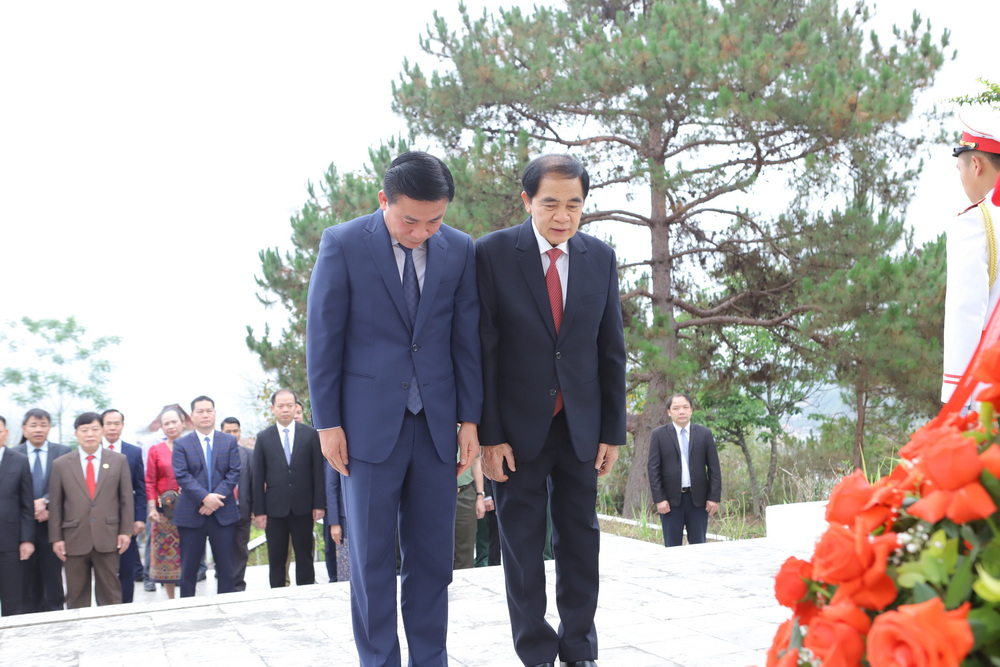 Đoàn đại biểu hai tỉnh Thanh Hóa - Hủa Phăn dâng hoa tưởng niệm Chủ tịch Cay Xỏn Phôm Vy Hẳn; dự lễ bàn giao trụ sở Ủy ban chính quyền huyện Sầm Nưa