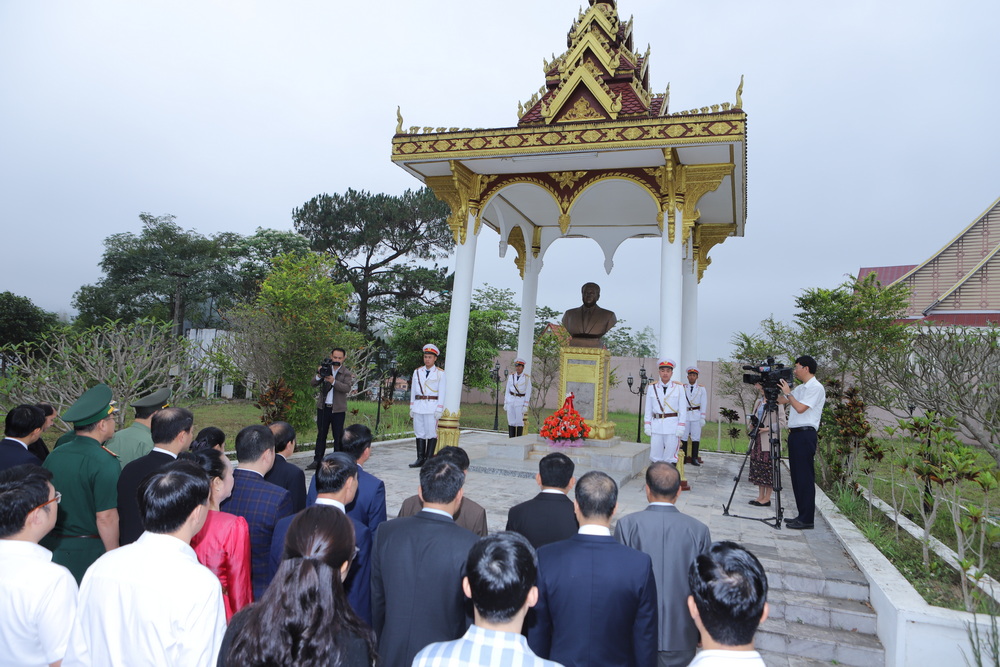 Đoàn đại biểu hai tỉnh Thanh Hóa - Hủa Phăn dâng hoa tưởng niệm Chủ tịch Cay Xỏn Phôm Vy Hẳn; dự lễ bàn giao trụ sở Ủy ban chính quyền huyện Sầm Nưa