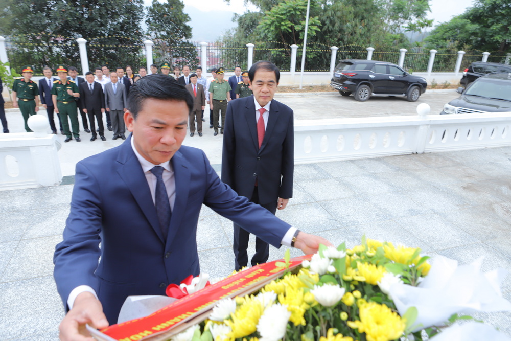 Đoàn đại biểu hai tỉnh Thanh Hóa - Hủa Phăn dâng hoa tưởng niệm Chủ tịch Cay Xỏn Phôm Vy Hẳn; dự lễ bàn giao trụ sở Ủy ban chính quyền huyện Sầm Nưa