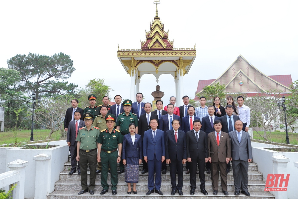 タインホア省とフアパン省の代表団は、ケイ・ソン・ポム・ヴィ・ハン大統領を偲んで花を捧げた。サムヌア地区政府委員会本部の引渡し式に出席