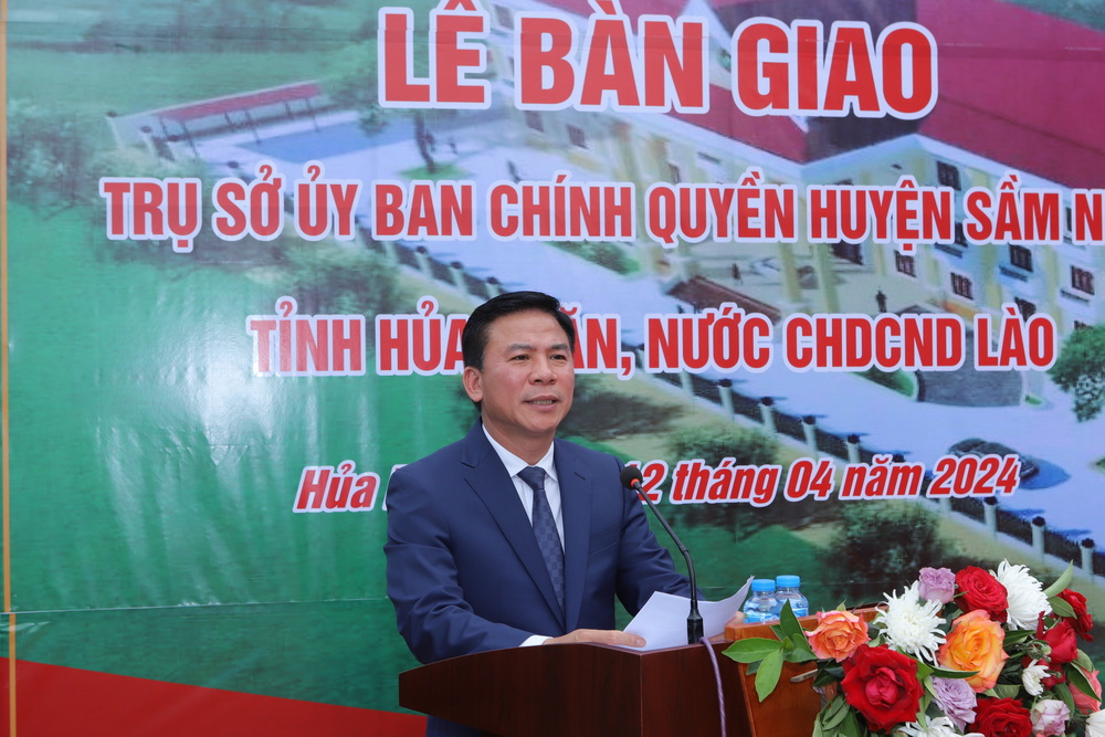 Đoàn đại biểu hai tỉnh Thanh Hóa - Hủa Phăn dâng hoa tưởng niệm Chủ tịch Cay Xỏn Phôm Vy Hẳn; dự lễ bàn giao trụ sở Ủy ban chính quyền huyện Sầm Nưa