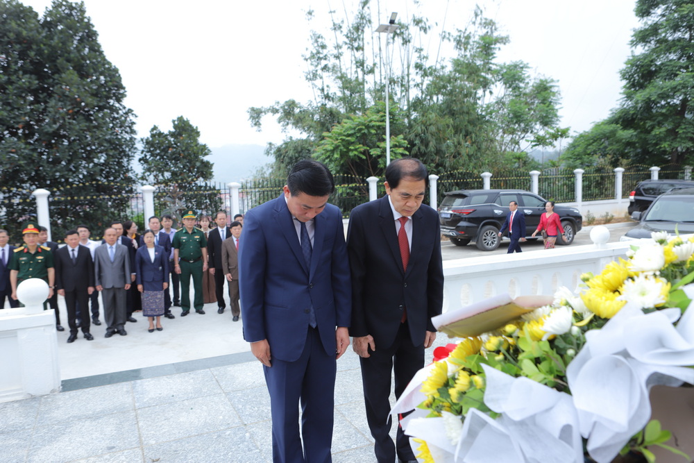 Đoàn đại biểu hai tỉnh Thanh Hóa - Hủa Phăn dâng hoa tưởng niệm Chủ tịch Cay Xỏn Phôm Vy Hẳn; dự lễ bàn giao trụ sở Ủy ban chính quyền huyện Sầm Nưa