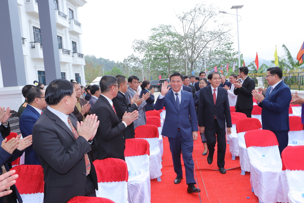 Đoàn đại biểu hai tỉnh Thanh Hóa - Hủa Phăn dâng hoa tưởng niệm Chủ tịch Cay Xỏn Phôm Vy Hẳn; dự lễ bàn giao trụ sở Ủy ban chính quyền huyện Sầm Nưa