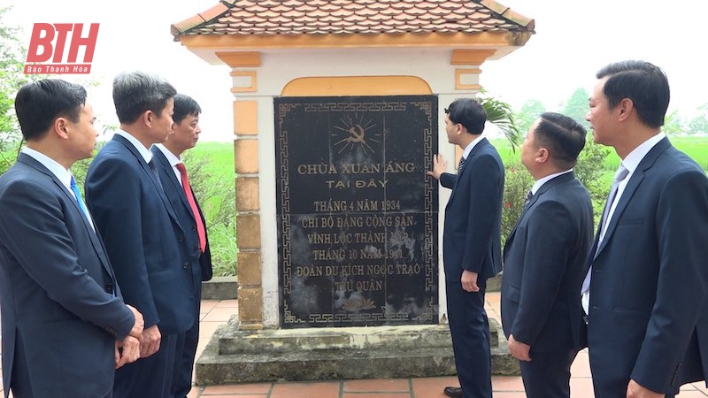 Offering incense at the revolutionary historical relic Xuan Ang Pagoda - Where the first Party cell of Vinh Loc district was established