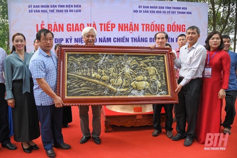 La Asociación de Patrimonio Cultural y Antigüedades de Thanh Hoa presenta un tambor de bronce a la provincia de Dien Bien