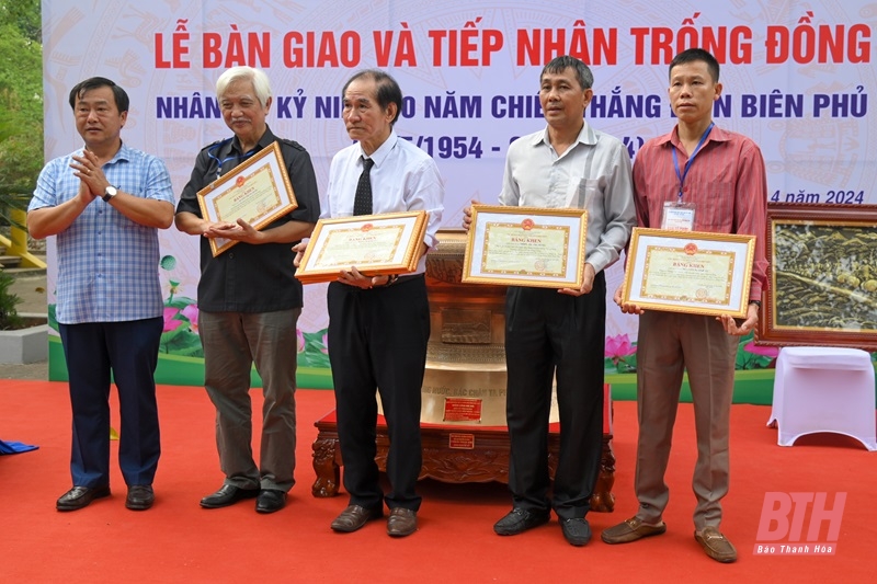 La Asociación de Patrimonio Cultural y Antigüedades de Thanh Hoa presenta un tambor de bronce a la provincia de Dien Bien