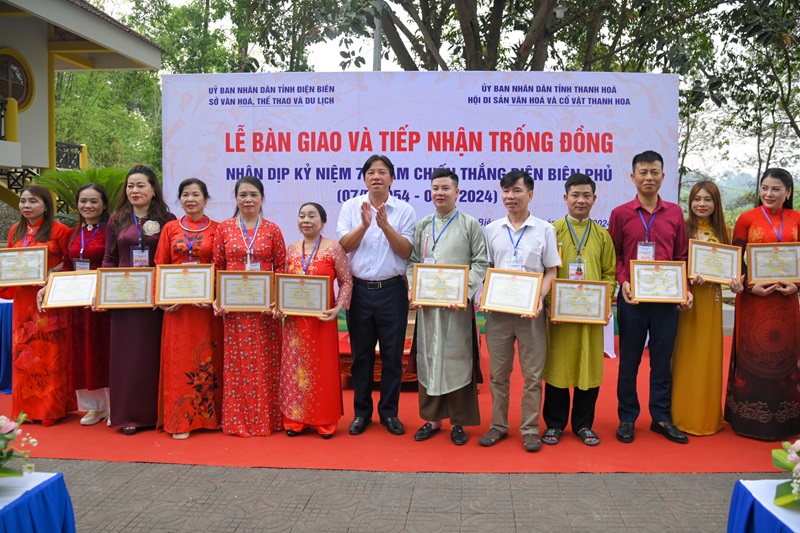 La Asociación de Patrimonio Cultural y Antigüedades de Thanh Hoa presenta un tambor de bronce a la provincia de Dien Bien