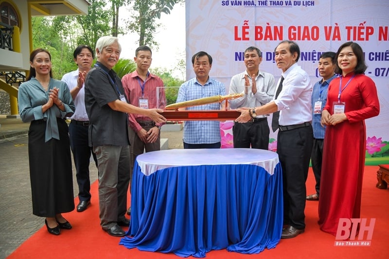 La Asociación de Patrimonio Cultural y Antigüedades de Thanh Hoa presenta un tambor de bronce a la provincia de Dien Bien