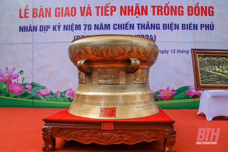 Hội Di sản Văn hóa và Cổ vật Thanh Hoa trao tặng trống đồng cho tỉnh Điện Biên