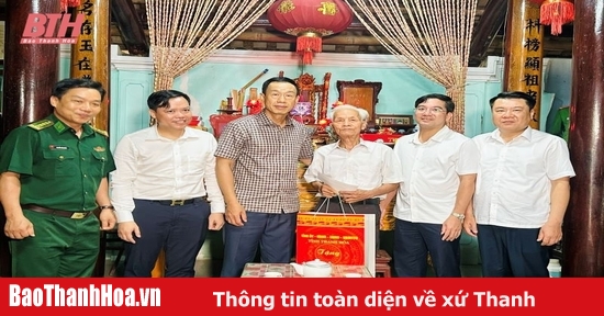 Chủ nhiệm Ủy ban Kiểm tra Tỉnh ủy Lê Quang Hùng thăm, tặng quà các gia đình chính sách tham gia chiến dịch Điện Biên Phủ tại Thường Xuân