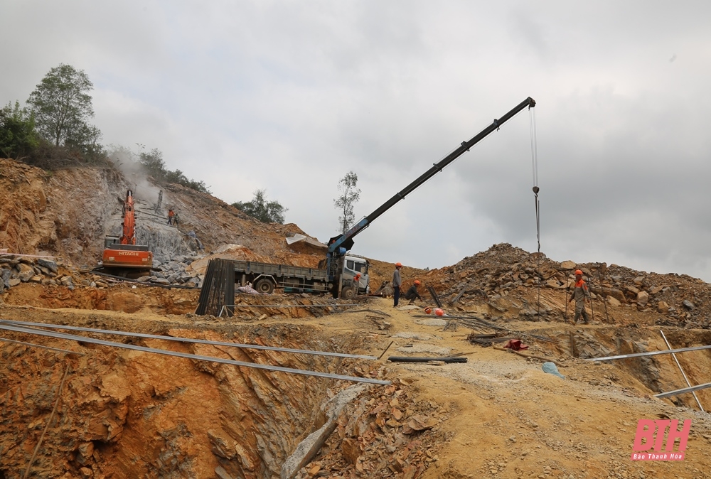 Chủ tịch Tổng Liên đoàn Lao động Việt Nam Nguyễn Đình Khang thăm hỏi, động viên công nhân lao động trên công trường Dự án đường dây 500kV mạch 3