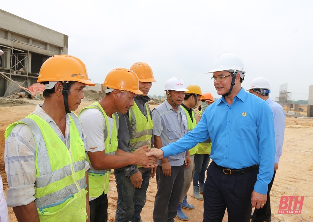 Chủ tịch Tổng Liên đoàn Lao động Việt Nam Nguyễn Đình Khang thăm hỏi, động viên công nhân lao động trên công trường Dự án đường dây 500kV mạch 3