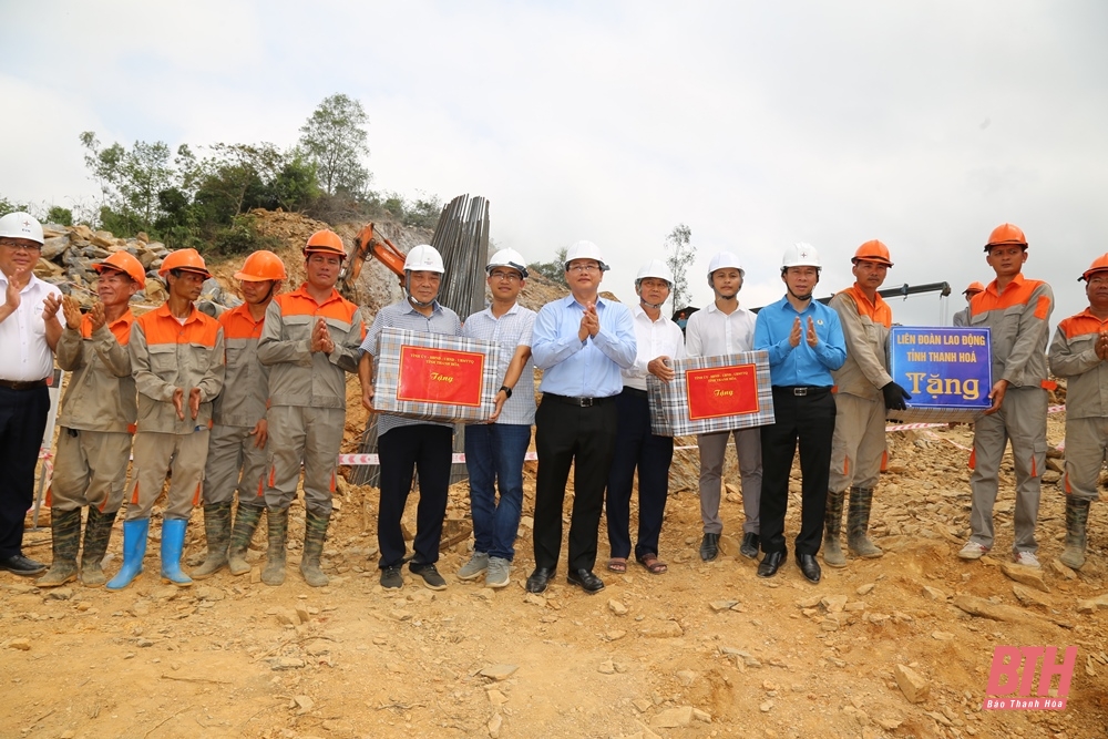 Chủ tịch Tổng Liên đoàn Lao động Việt Nam Nguyễn Đình Khang thăm hỏi, động viên công nhân lao động trên công trường Dự án đường dây 500kV mạch 3