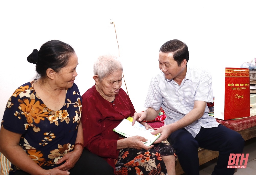 Der Vorsitzende des Volkskomitees der Provinz, Do Minh Tuan, besuchte die Soldaten von Dien Bien in der Stadt Sam Son und überreichte ihnen Geschenke.