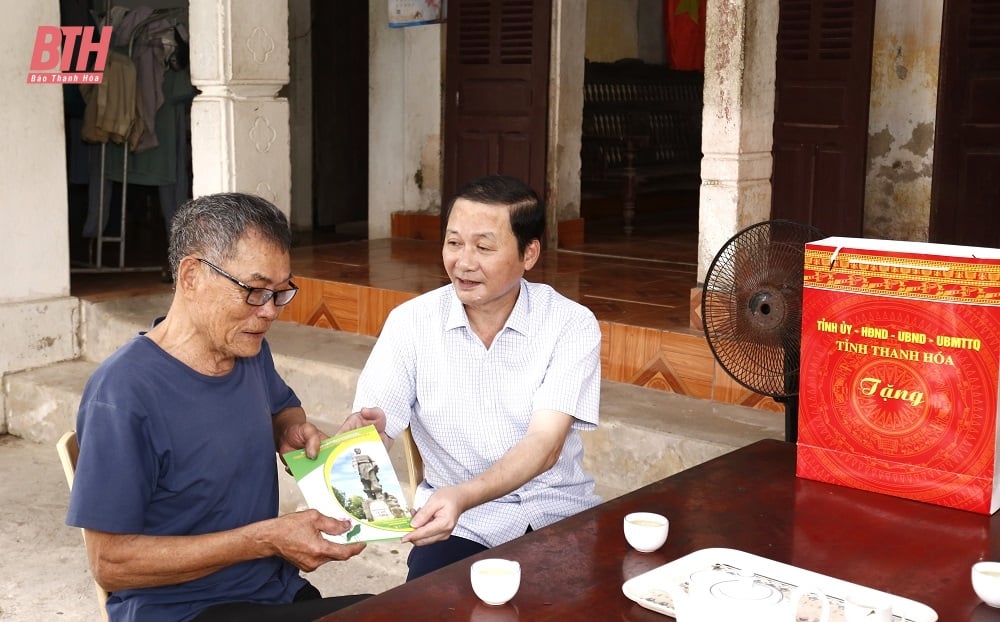 Der Vorsitzende des Volkskomitees der Provinz, Do Minh Tuan, besuchte die Soldaten von Dien Bien in der Stadt Sam Son und überreichte ihnen Geschenke.