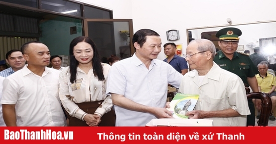 Chủ tịch UBND tỉnh Đỗ Minh Tuấn thăm, tặng quà chiến sĩ Điện Biên tại TP Sầm Sơn