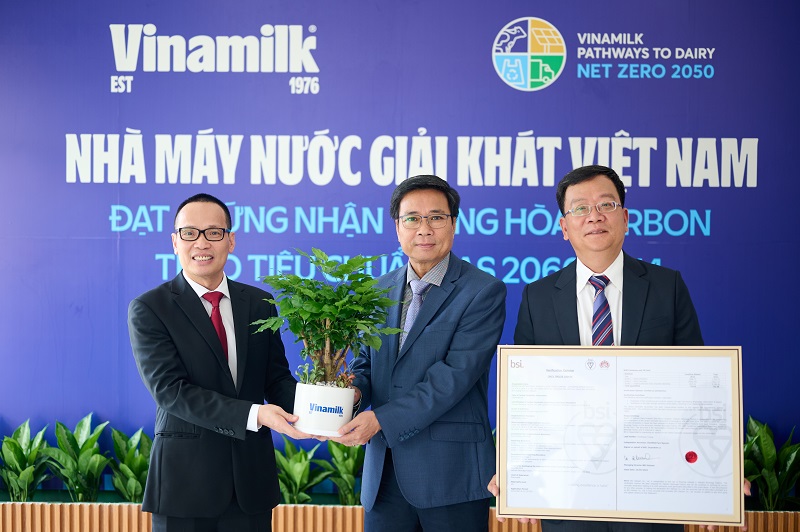 After 1 year of announcing the Net Zero 2050 plan, Vinamilk has 3 units achieving international certification for carbon neutrality.