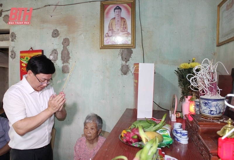 Phó Chủ tịch UBND tỉnh Mai Xuân Liêm tặng quà đối tượng chính sách tại huyện Thạch Thành