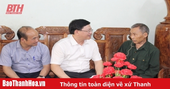 Phó Chủ tịch UBND tỉnh Mai Xuân Liêm tặng quà đối tượng chính sách tại huyện Thạch Thành