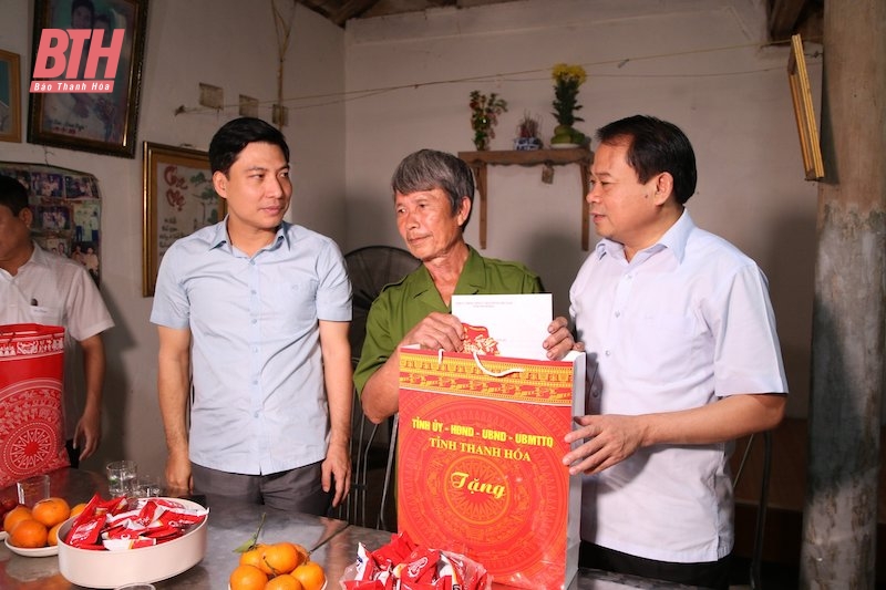 Le chef du comité d'organisation du comité provincial du Parti, Nguyen Van Hung, a visité et offert des cadeaux aux bénéficiaires de la politique dans le district de Thieu Hoa.