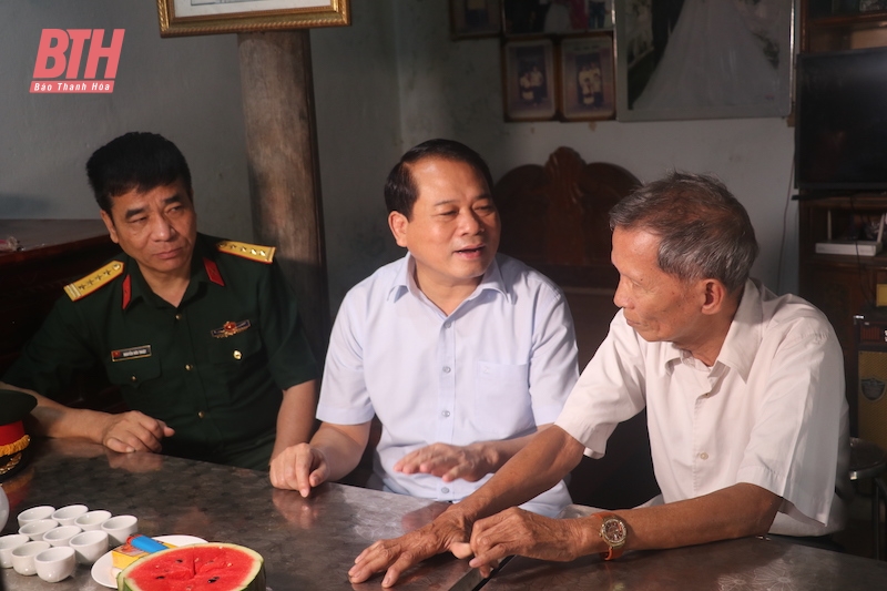 Le chef du comité d'organisation du comité provincial du Parti, Nguyen Van Hung, a visité et offert des cadeaux aux bénéficiaires de la politique dans le district de Thieu Hoa.