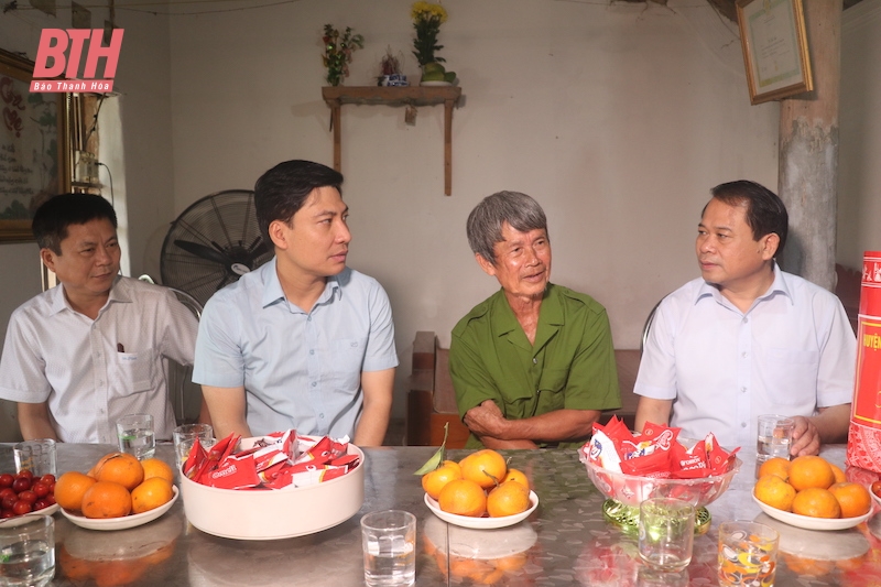 Le chef du comité d'organisation du comité provincial du Parti, Nguyen Van Hung, a visité et offert des cadeaux aux bénéficiaires de la politique dans le district de Thieu Hoa.