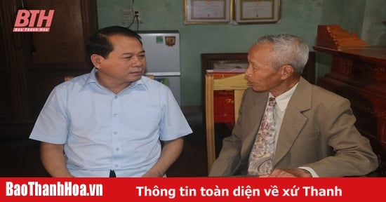 El jefe del Comité Organizador del Comité Provincial del Partido, Nguyen Van Hung, visitó y entregó obsequios a los beneficiarios de las políticas en el distrito de Thieu Hoa.