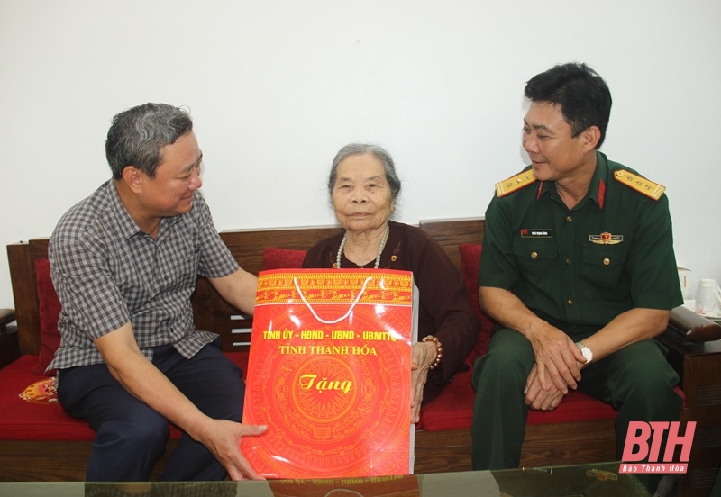 Bí thư Thành ủy TP Thanh Hóa Lê Anh Xuân thăm, tặng quà chiến sĩ Điện Biên