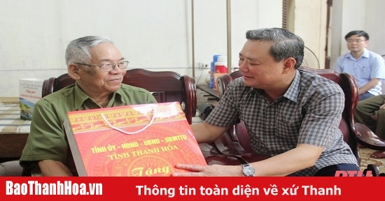 El secretario del Partido de la ciudad de Thanh Hoa, Le Anh Xuan, visita y presenta obsequios a los soldados de Dien Bien