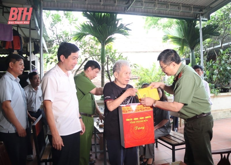 Thiếu tướng, Giám đốc Công an tỉnh Trần Phú Hà thăm, tặng quà các gia đình chính sách tại huyện Yên Định 