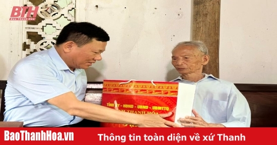 El vicepresidente permanente del Comité Popular Provincial, Nguyen Van Thi, visitó y entregó regalos a las familias de los políticos en el distrito de Ha Trung.