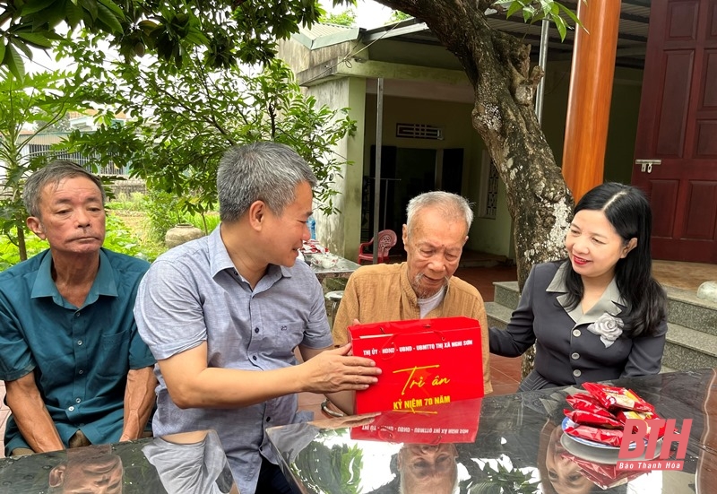 Der Leiter des Massenmobilisierungskomitees und Vorsitzende des Provinzkomitees der Vaterländischen Front besuchte Politikerfamilien in der Stadt Nghi Son und überreichte ihnen Geschenke