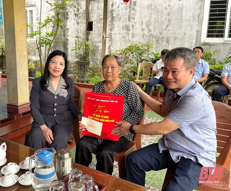 Der Leiter des Massenmobilisierungskomitees und Vorsitzende des Provinzkomitees der Vaterländischen Front besuchte Politikerfamilien in der Stadt Nghi Son und überreichte ihnen Geschenke