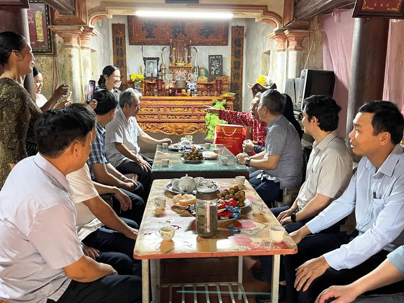 Der Leiter des Massenmobilisierungskomitees und Vorsitzende des Provinzkomitees der Vaterländischen Front besuchte Politikerfamilien in der Stadt Nghi Son und überreichte ihnen Geschenke