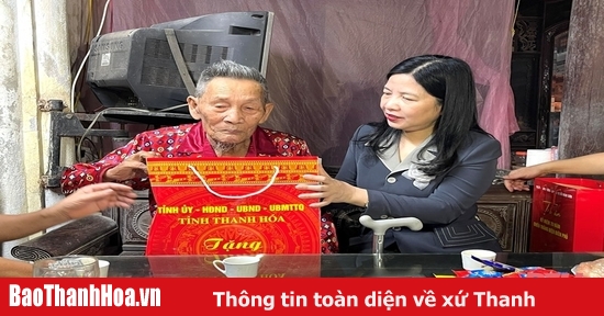 Trưởng Ban Dân vận, Chủ tịch Ủy ban MTTQ tỉnh thăm, tặng quà gia đình chính sách tại thị xã Nghi Sơn