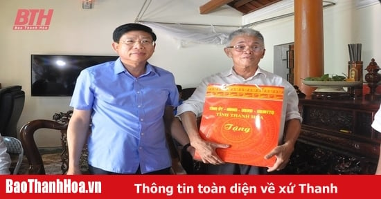 Bí thư Đảng ủy Khối Cơ quan và Doanh nghiệp tỉnh thăm, tặng quà đối tượng chính sách tại huyện Như Thanh