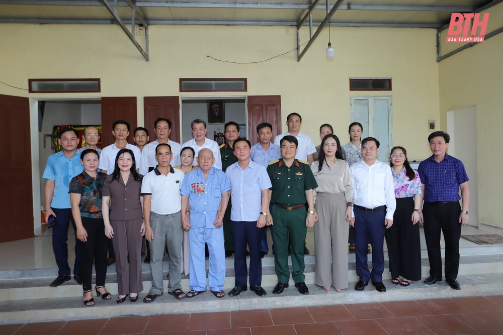 Bí thư Tỉnh ủy Đỗ Trọng Hưng thăm, tri ân, tặng quà chiến sĩ , thanh niên xung phong tham gia chiến dịch Điện Biên Phủ