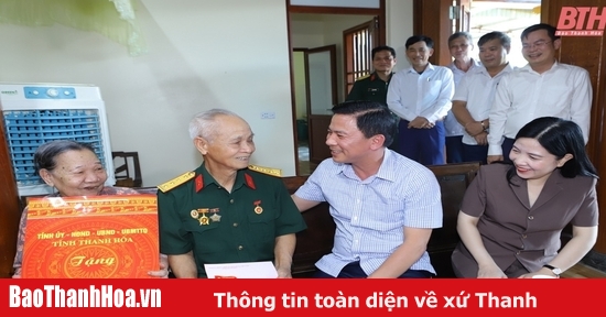 El secretario provincial del Partido, Do Trong Hung, visitó el lugar, expresó su gratitud y entregó regalos a los soldados y jóvenes voluntarios que participan en la campaña de Dien Bien Phu.