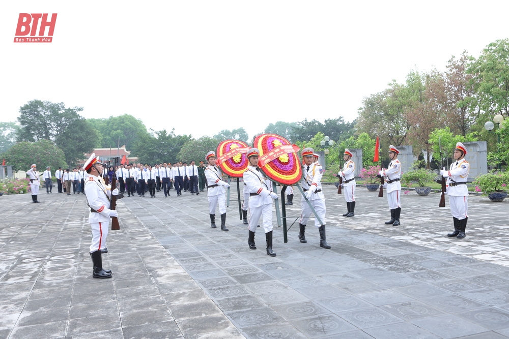 Đoàn đại biểu tỉnh Thanh Hóa dâng hương tưởng niệm Chủ tịch Hồ Chí Minh, Mẹ Việt Nam anh hùng và các Anh hùng liệt sĩ