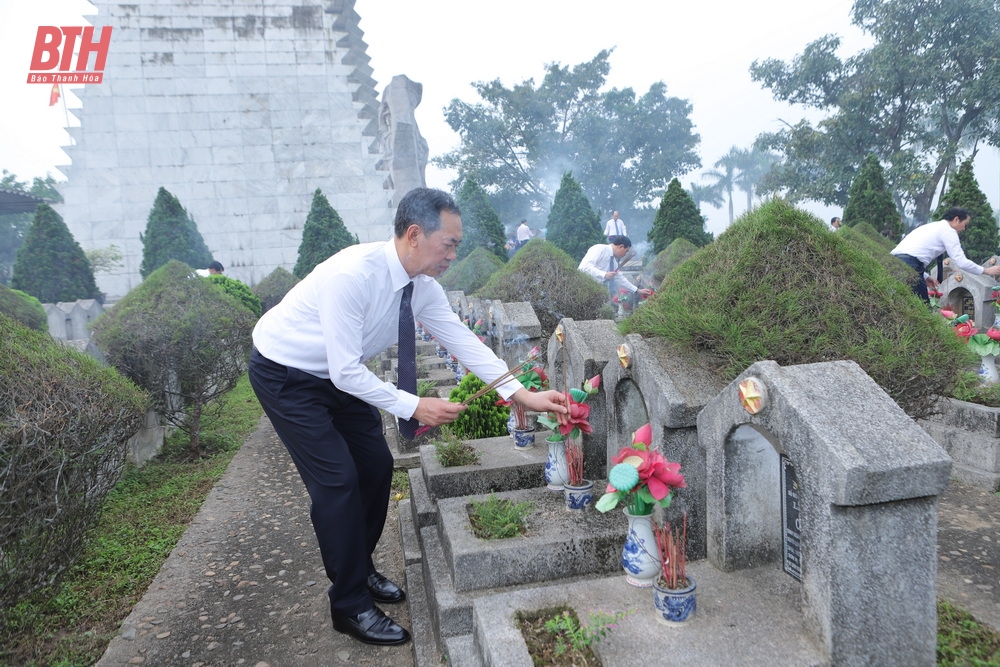 Đoàn đại biểu tỉnh Thanh Hóa dâng hương tưởng niệm Chủ tịch Hồ Chí Minh, Mẹ Việt Nam anh hùng và các Anh hùng liệt sĩ