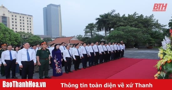 Una delegación de la provincia de Thanh Hoa ofreció incienso para conmemorar al presidente Ho Chi Minh, a las heroicas madres vietnamitas y a los heroicos mártires