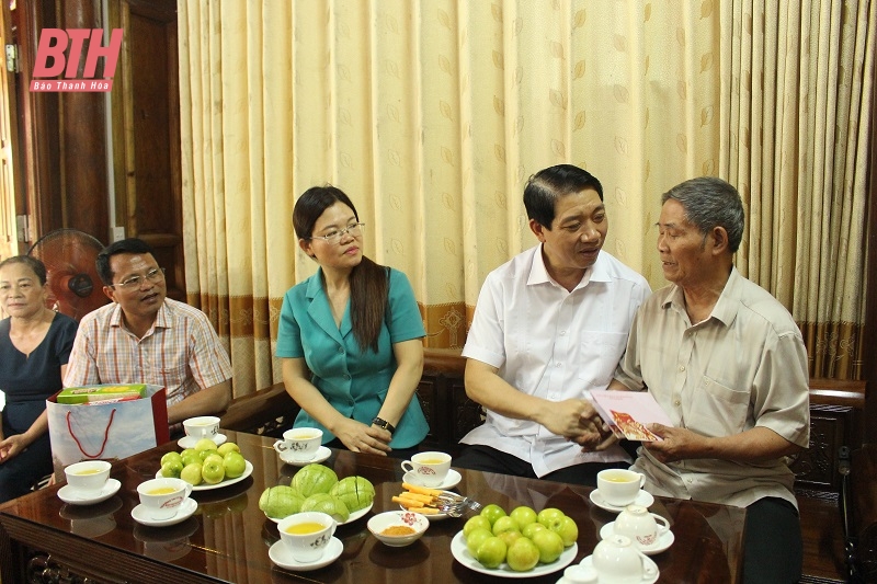 Phó Chủ tịch UBND tỉnh Lê Đức Giang thăm, tặng quà chiến sĩ Điện Biên tại Cẩm Thủy và Như Xuân